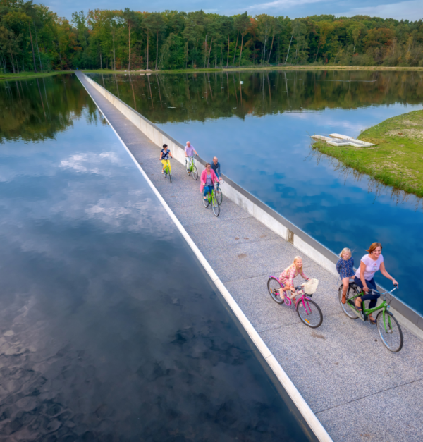 Fietsen door het water - (c) Toerisme Limburg
